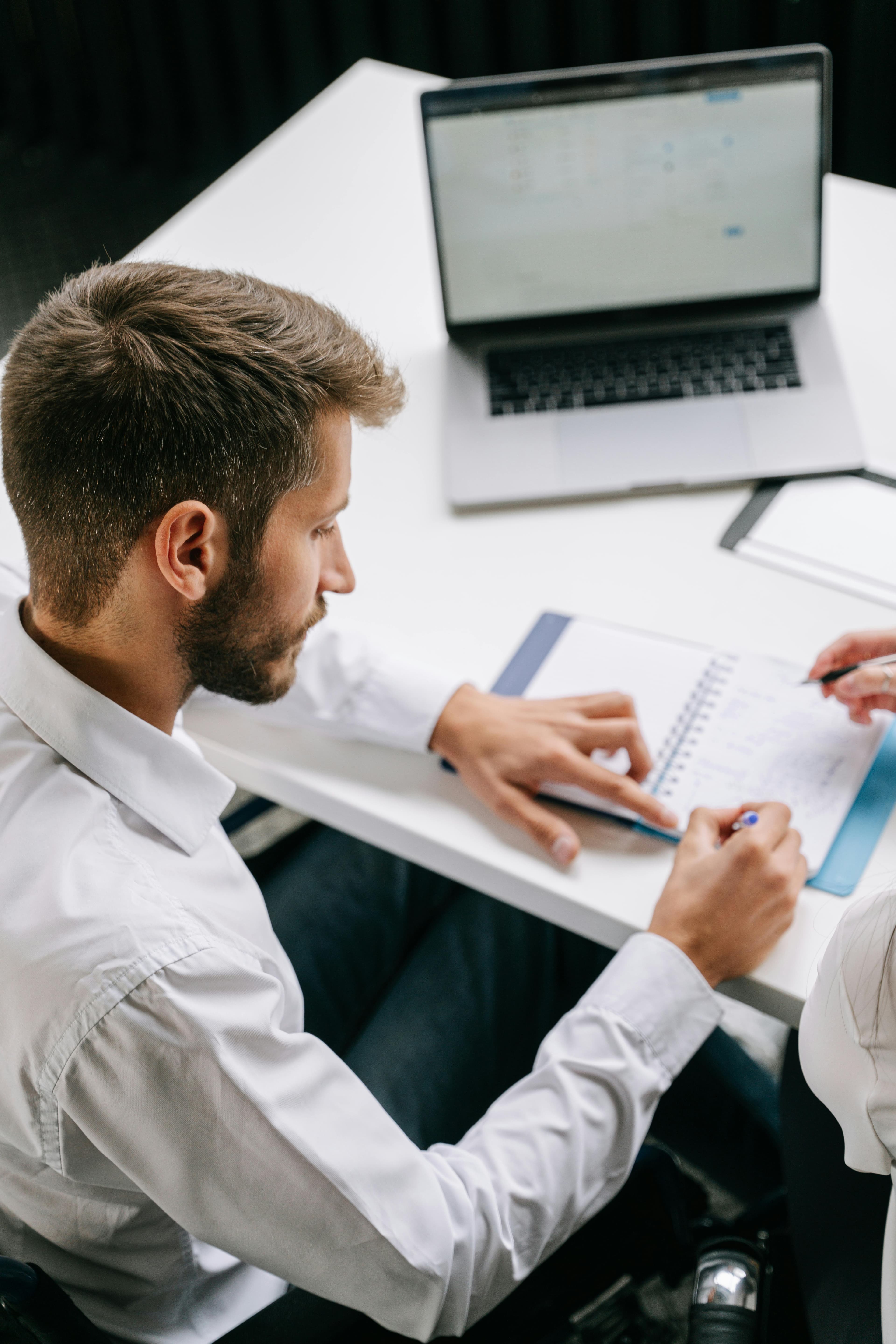 Gestor revisando contrato de alquiler con cliente