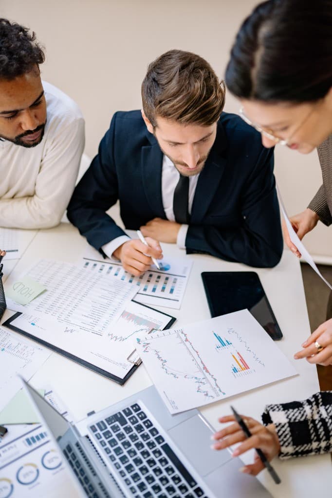 Gestor revisando contrato de arras con cliente en Barcelona