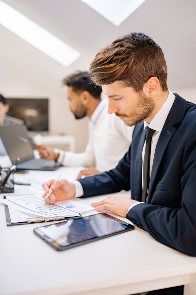 Equipo revisando contratos de compraventa — gestoría Livendia Barcelona