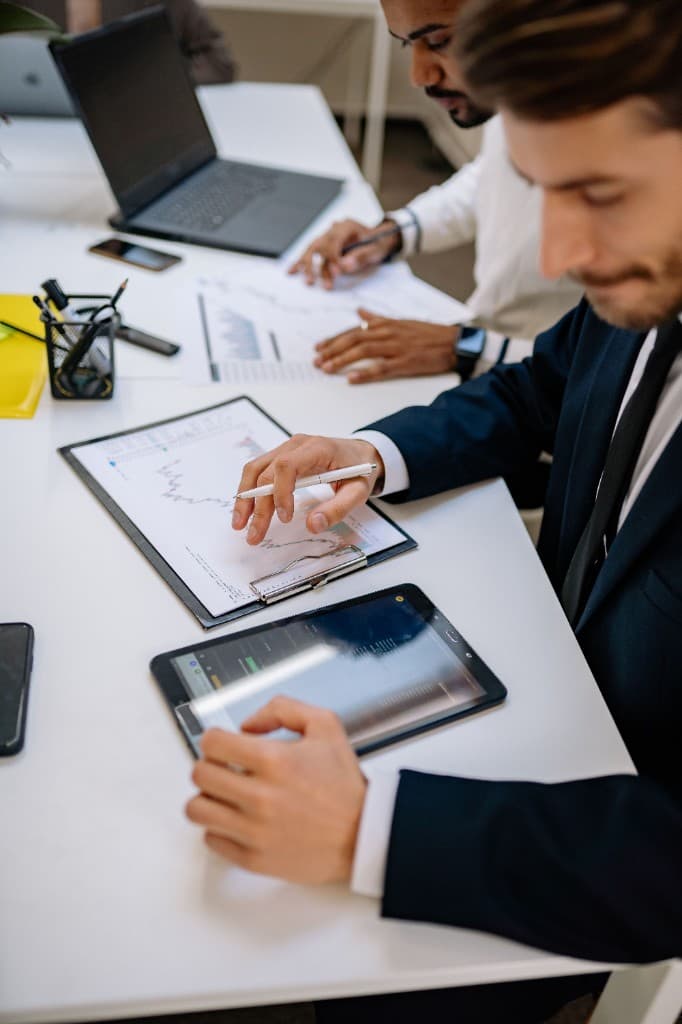 Profesional revisando contrato de alquiler LAU — Livendia Barcelona