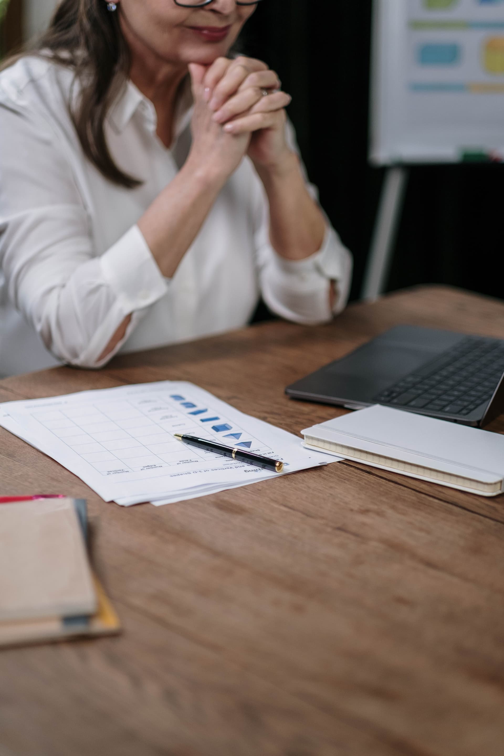 Gestora inmobiliaria revisando documentación