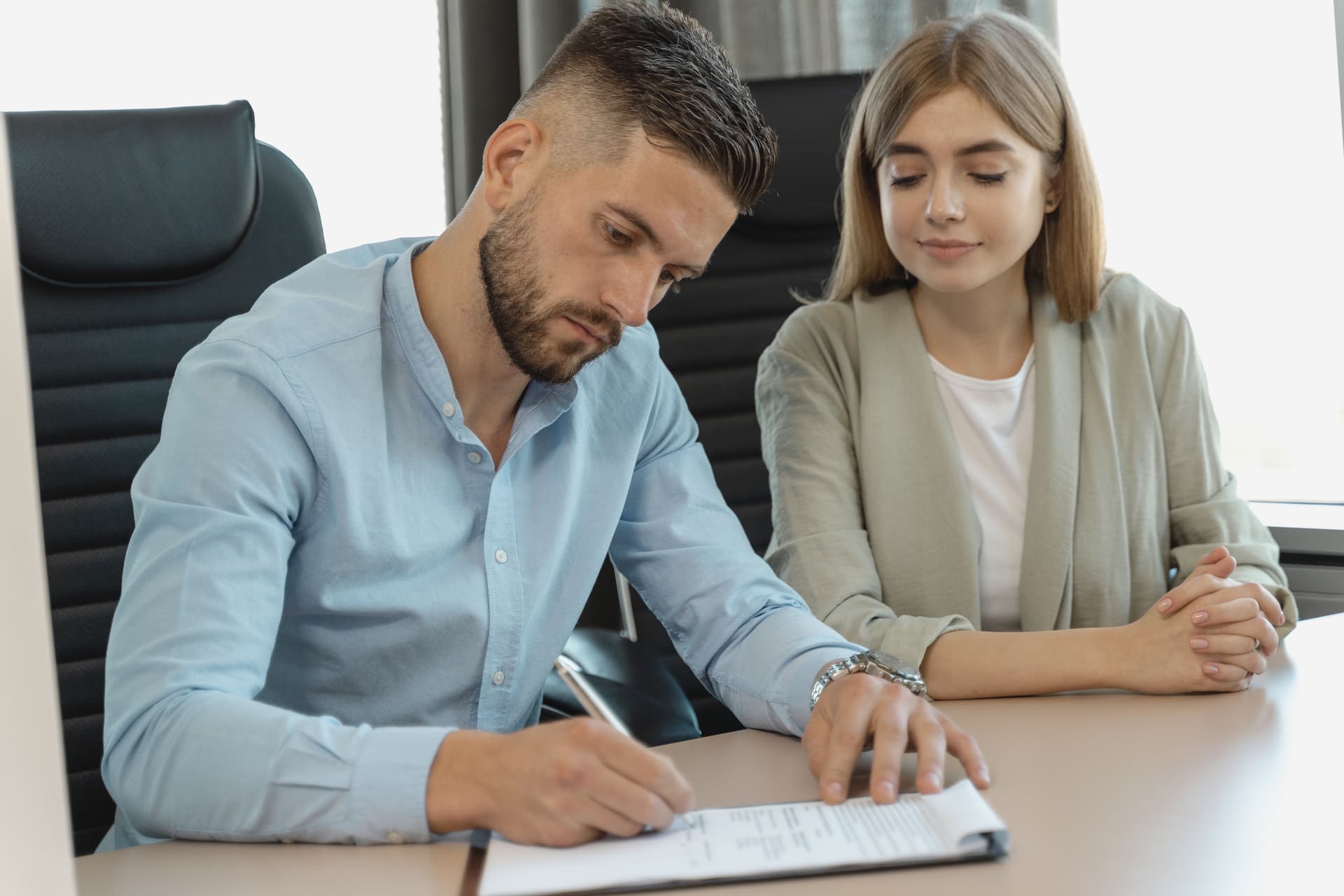 Firma contrato habitación con asesoramiento gestor Livendia